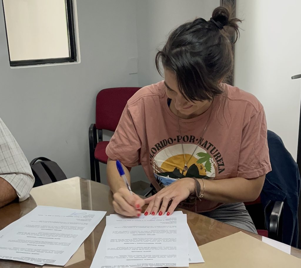 Antonella Román, presidenta de Grupo Fortress, firma el convenio con el Colegio de Veterinarios de Santa Fe