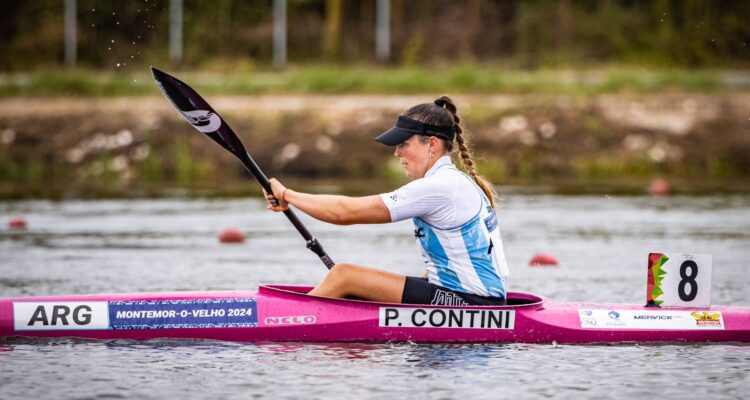 La palista Paulina Contini en acción sobre el agua.