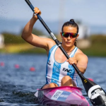 Paulina Contini durante una competencia de canotaje.