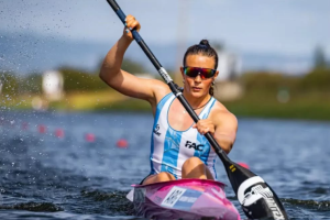 Paulina Contini durante una competencia de canotaje.