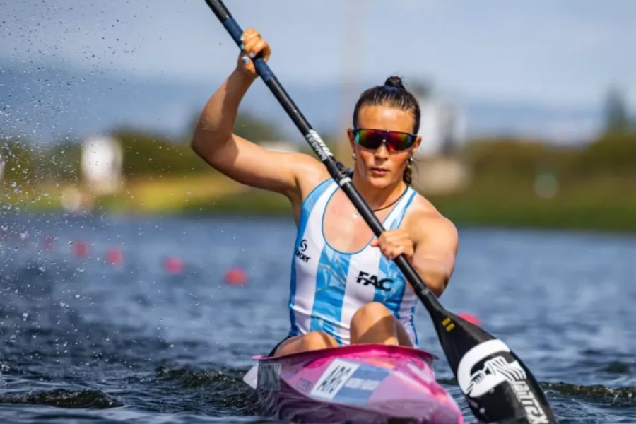 Paulina Contini durante una competencia de canotaje.